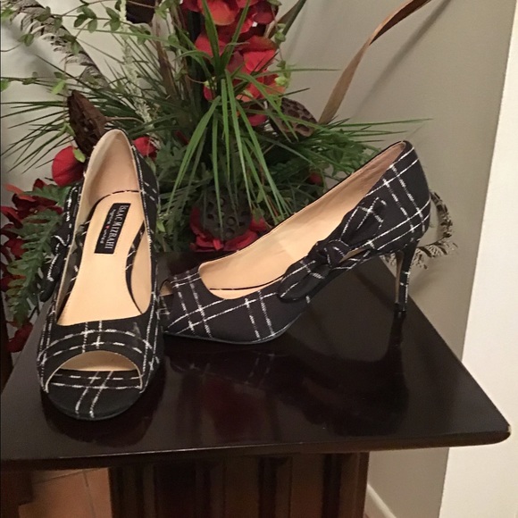Isaac Mizrahi - Black & White Patterned Pumps - Picture 1 of 7